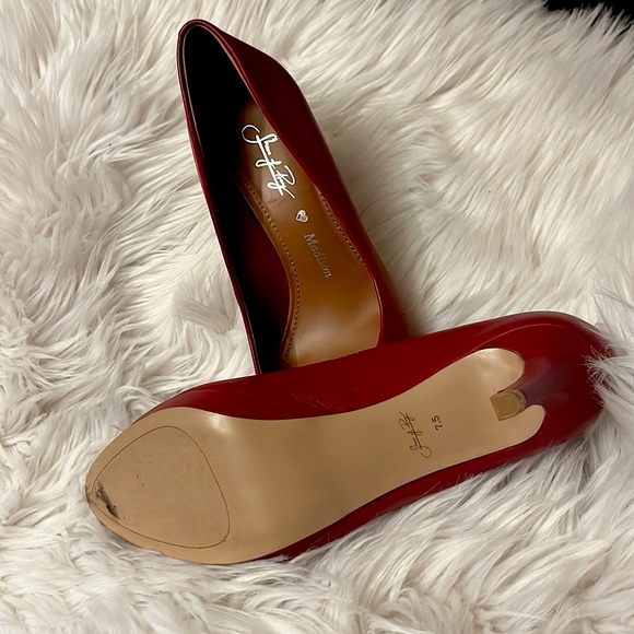 Red leather pump with a low platform - Picture 3 of 11